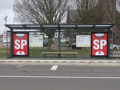 901432 Gezicht op de bushalte Meernburg te De Meern (Gemeente Utrecht), met links en rechts verkiezingsaffiches van de ...